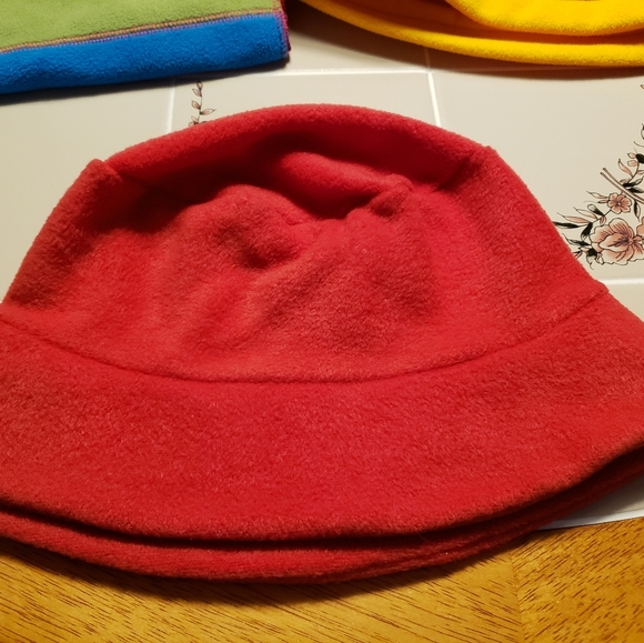 6  Pieces 1 Scarf 3 Hats and 2 Set of Gloves - Picture 10 of 16